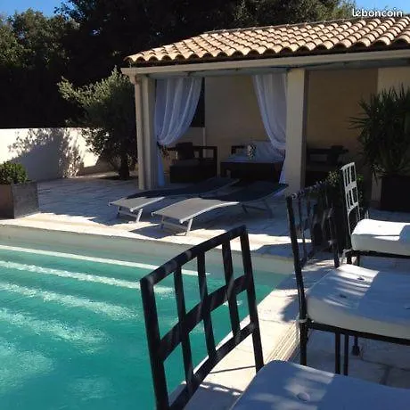 Gite Au Fond Du Jardin Saint-Saturnin-les-Avignon 0*,
