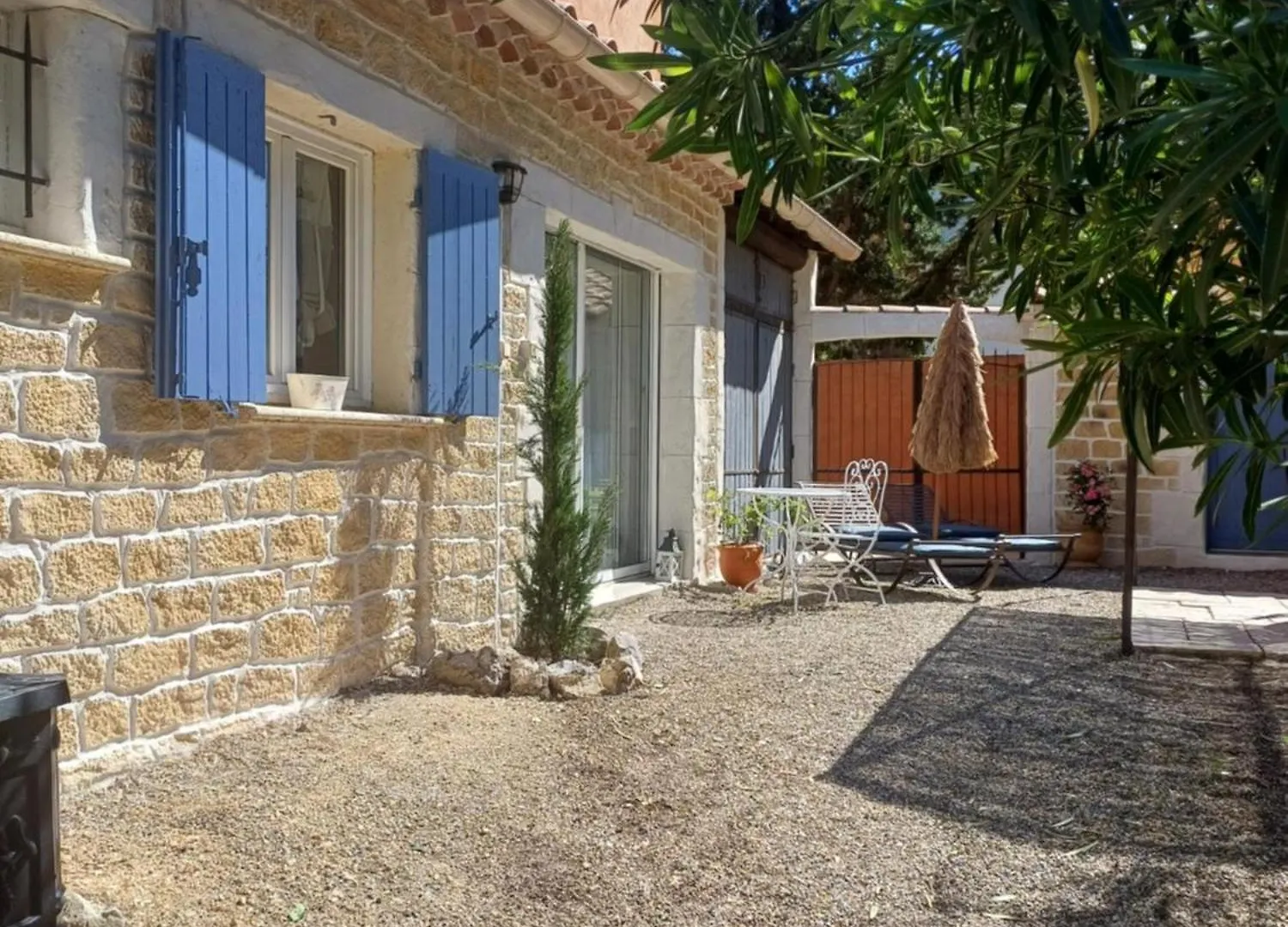 Holiday home Gite Au Fond Du Jardin Saint-Saturnin-les-Avignon